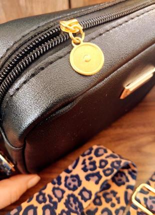 Сумочка с двумя ремешками.