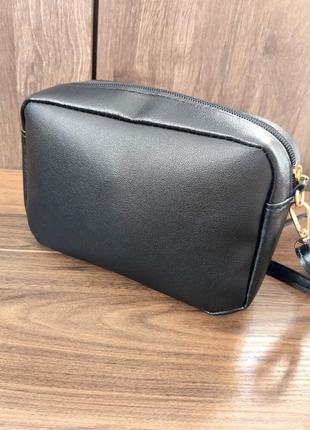 Сумочка с двумя ремешками.