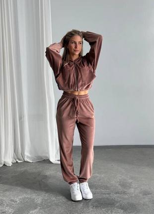 Велюровый спортивный костюм