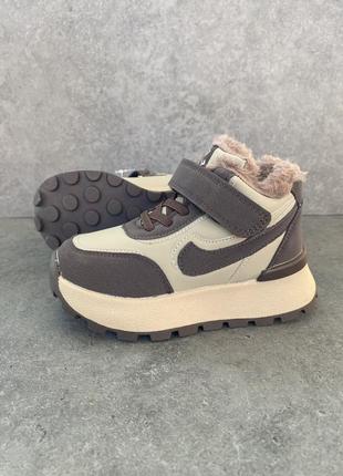 Кросівки. хайтопи