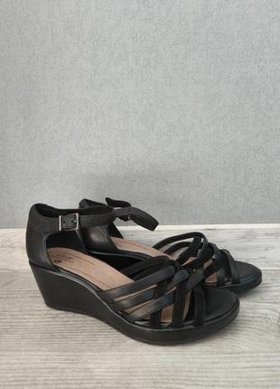 Шкіряні босоніжки на танкетці clarks uk 6