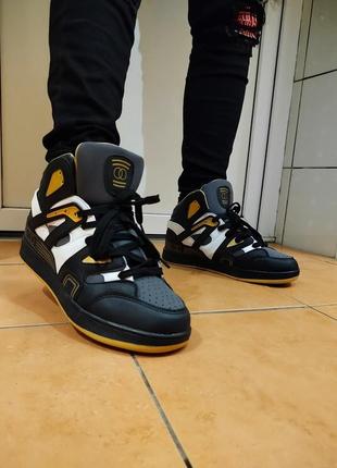 Легкі кросівки.