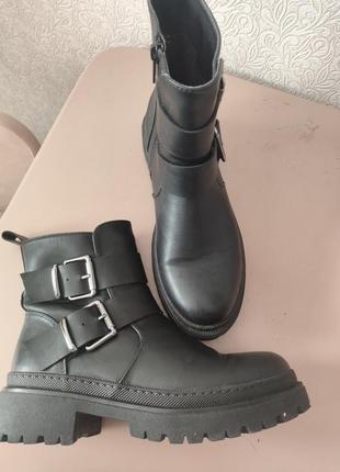 Ботінки дуже стильні,стан нового
