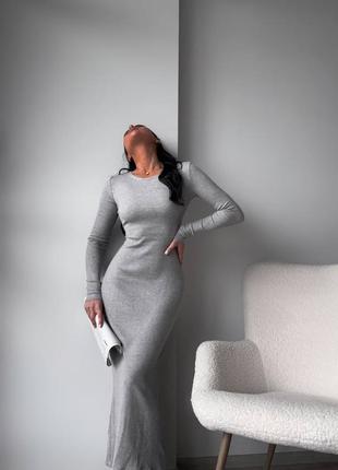 Облягаюча ангорова сукня максі в рубчик з відкритою спиною