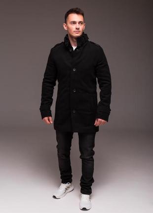 Стильне чорне утеплене чоловіче пальто без капюшона