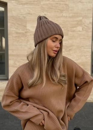 Шапка з відворотом і подертостями коричнева