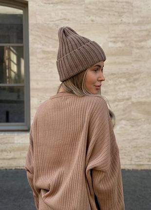 Шапка з відворотом і подертостями коричнева