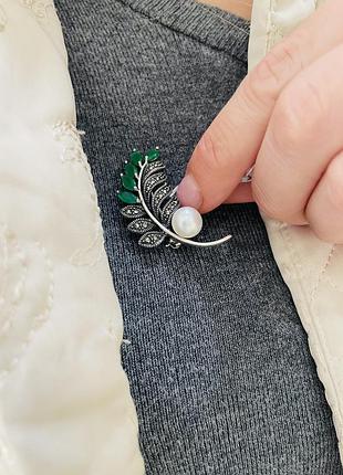 Серебряная брошь с изумрудом 925 проба