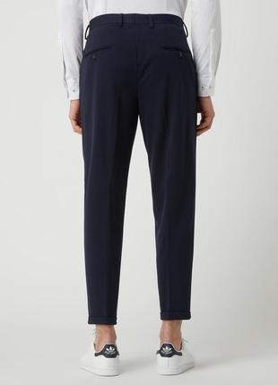 Узкие зауженные брюки со складками из трикотажа модели «джим» темно-синего цвета.3 фото