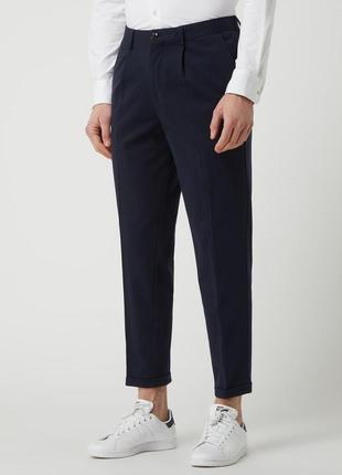 Узкие зауженные брюки со складками из трикотажа модели «джим» темно-синего цвета.2 фото