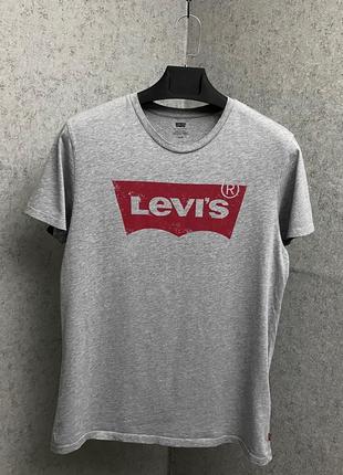 Серая футболка от бренда levi’s