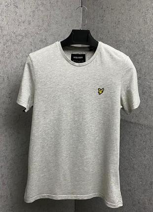 Серая футболка от бренда lyle&scott