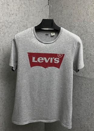 Серая футболка от бренда levi’s