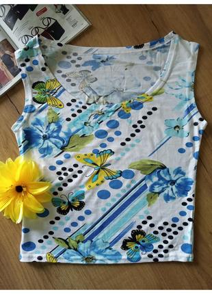 Розпродаж дуже гарний яскравий  топ топік майка 
квітковий принт 
колір білий з блакитним та жовтим. 
стан новий .