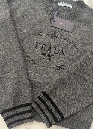 Светр в стилі prada