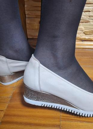 Шкіряні бежеві туфлі 39 розміру