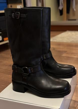 Чоботи у стилі celine. нові.