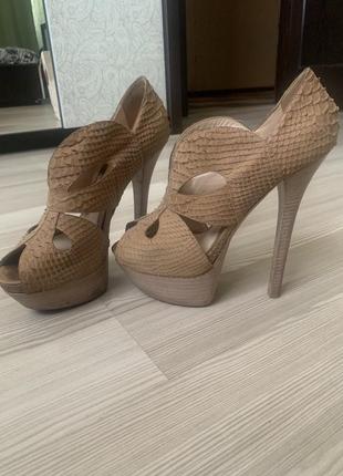 Босоножки fendi