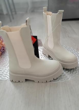 Взуття нове