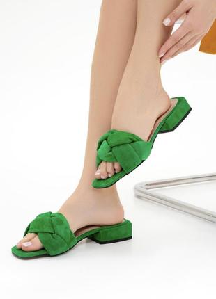 Зелені замшеві шльопанці з квадратними носками