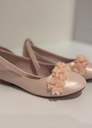 Нові дитячі туфельки