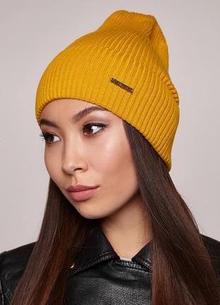 Жіноча осіння шапка в рубчик з відворотом