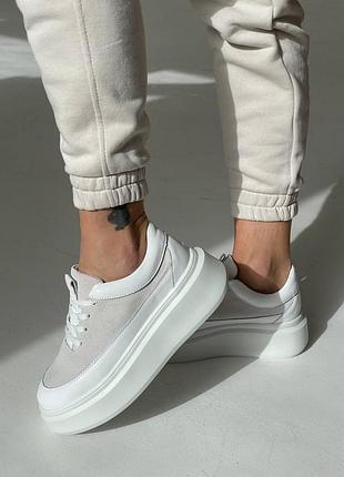 Білі масивні кеди з натуральної шкіри зі вставками натуральної замші