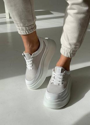 Білі масивні кеди з натуральної шкіри зі вставками натуральної замші