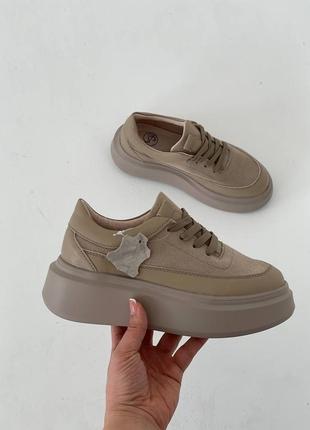 Бежеві масивні кеди з натуральної шкіри зі вставками натуральної замші