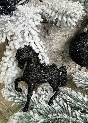 Коник, підвіска пластикова на ялинку, 10х11 см