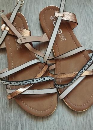 Босоножки стильные