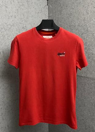 Червона футболка від бренда superdry