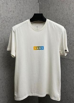 Белая футболка от бренда vans