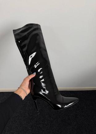 Черные женские демисезонные лакированные сапоги трубы на шпильке каблуке