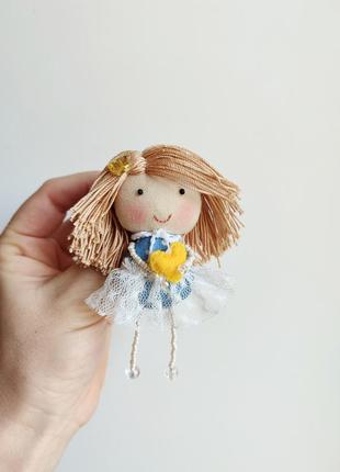 Брошка лялька