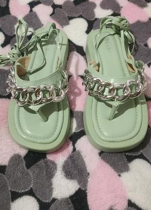 Босоніжки на зав'язках зелені, є дефект