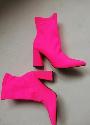 Трендовые ботинки необычно яркого цвета. размер 37.