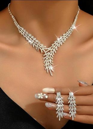 Набір: кольє та сережки гвіздки, з блискучими маленькими камінчиками, срібного кольору