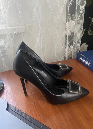 Туфлі на підборах під чорну шкіру
