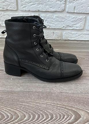 Кожаные ботинки на небольшом каблуке.