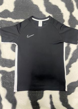 Чорна футболка nike.