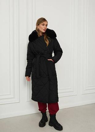 Двубортное стеганое пальто с эко мехом на воротнике