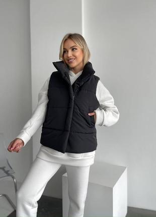 Базовая утепленная женская жилетка на силиконе безрукавка объемная с карманами