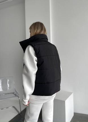 Базовая утепленная женская жилетка на силиконе безрукавка объемная с карманами 4