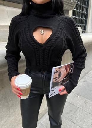 Укороченный женский свитер с вырезом