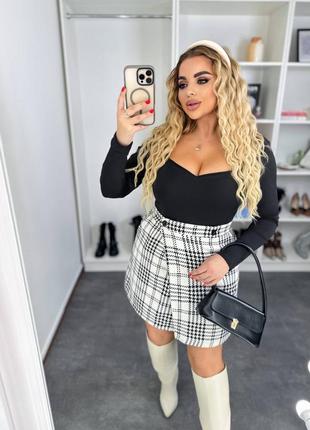 Твидовая мини-юбка на запах с принтом в клетку