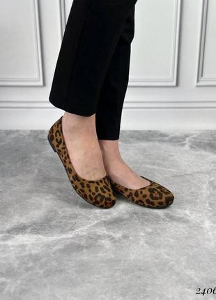 Туфли балетки с трендовым леопардовым принтом3 фото
