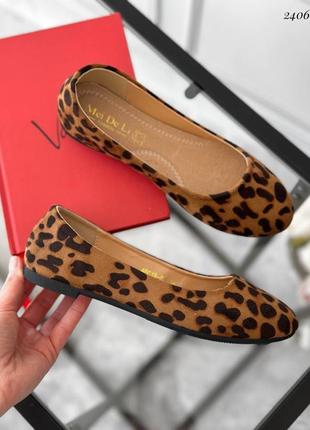 Туфли балетки с трендовым леопардовым принтом5 фото