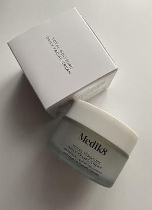 Денний зволожуючий крем для обличчя medik8 total moisture daily face cream