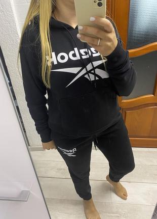 Черный спортивный костюм reebok
